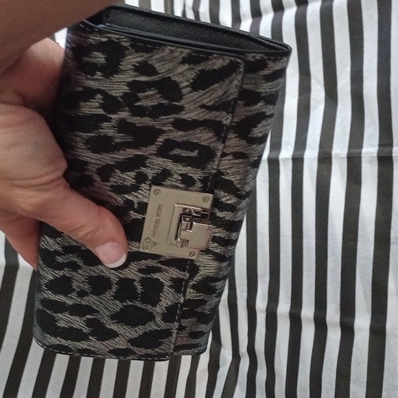 Michael Kors Shiny Leather Empire Leopard Print Silver Latch Perfect Condition - Picture 11 of 11